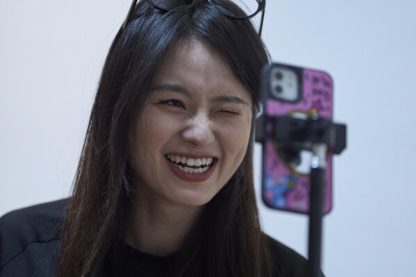 În China, tinerii își caută iubirea prin video call-uri. Întâlnirea e văzută live de mii de oameni care comentează