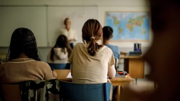 O profesoară de Română i-a smuls genele false unei eleve de clasa a VI-a. Profesoara a pus două eleve să o țină pe fată