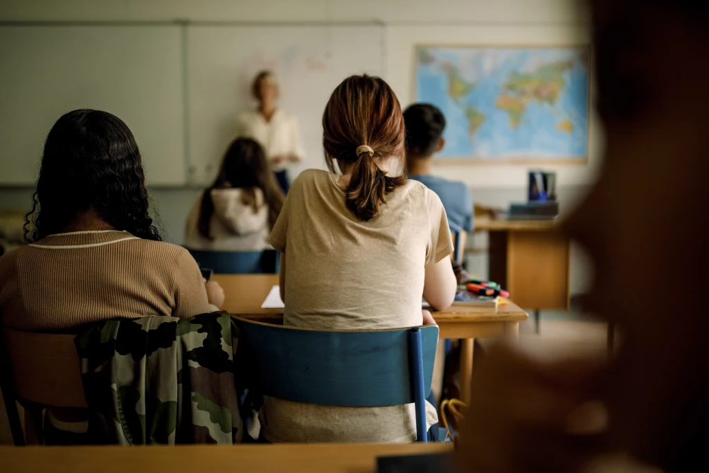 O profesoară de Română i-a smuls genele false unei eleve de clasa a VI-a. Profesoara a pus două eleve să o țină pe fată