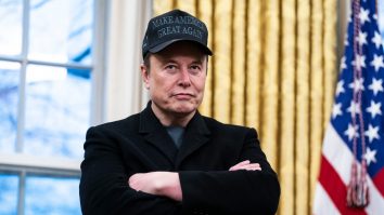 Musk anunță că își va reduce implicarea în DOGE pentru a opri criza de la Tesla
