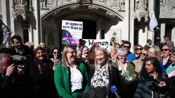 Într-o hotărâre istorică, Curtea Supremă din UK afirmă că definiția legală a femeii se referă la sexul biologic. Cum le exclude femeile trans