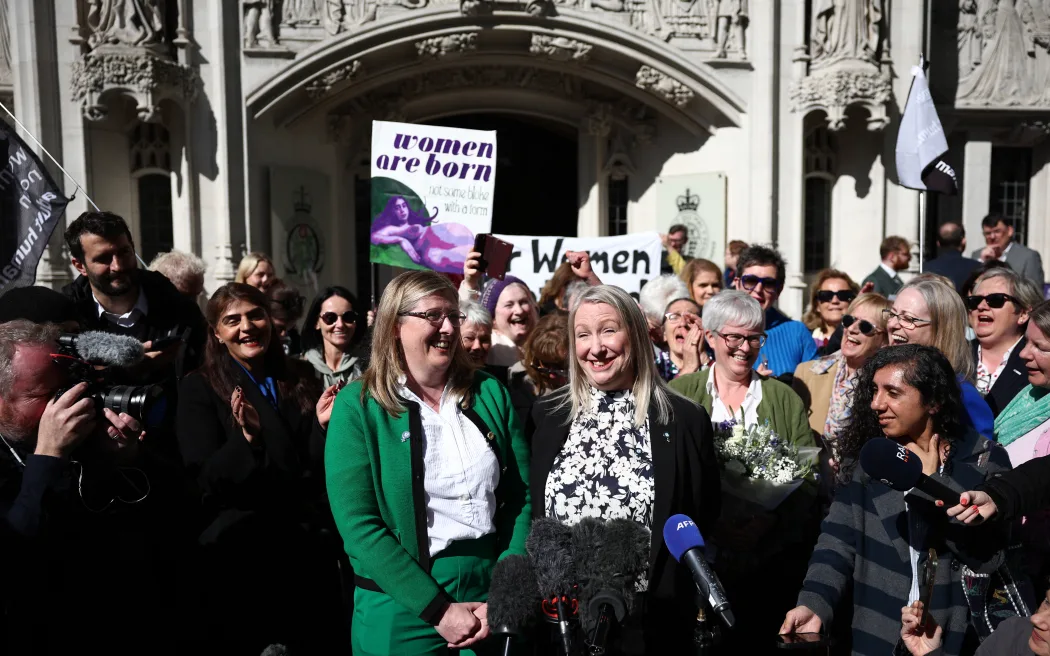 Într-o hotărâre istorică, Curtea Supremă din UK afirmă că definiția legală a femeii se referă la sexul biologic. Cum le exclude femeile trans