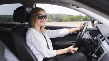 Femeile conduc mai bine decât bărbații. Poliția Rutieră arată că femeile produc mai puține accidente