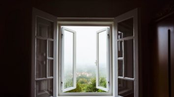 STUDIU. Geamurile uitate deschise sunt motiv de stres. Unul din trei români simte stres zilnic din cauza locuinței