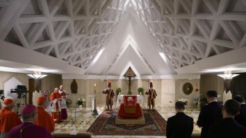 Doliu în toată lumea după moartea Papei Francisc. Cum se va desfășura înmormântarea Suveranului Pontif, la care sunt așteptați mii de credincioși