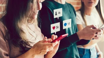 Generația Z preferă să stea pe telefon decât să poarte conversații reale. Claudia Oprescu: „Când devine excesiv, dăunează sănătății mintale”