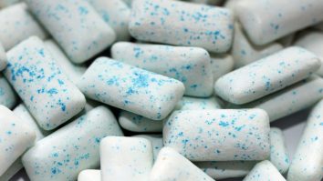 Într-o oră de mestecat gumă, înghiți 250.000 de particule de microplastice. Textura conține substanțe folosite la fabricarea cauciucurilor