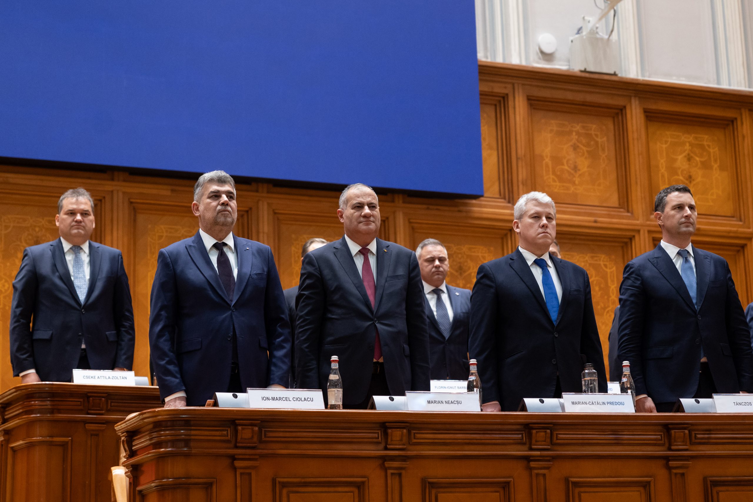 Politicienii noștri au ajuns să fie mai mult impostori decât lideri. Ce așteptări au românii de la Guvernul României