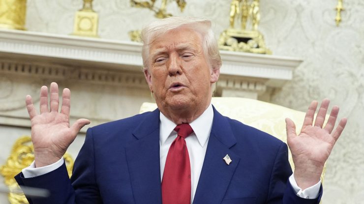 Trump se folosește de ordinele executive punitive pentru a forța firmele de top să ofere servicii pro bono