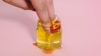 Studenții americani iau plicuri cu miere pentru un sex mai bun. Ce conțin, de fapt, aceste suplimente?