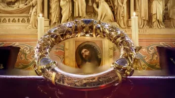 Unde vezi Coroana de Spini a lui Iisus Hristos? Relicva Patimilor a supraviețuit Revoluției și incendiului din 2019