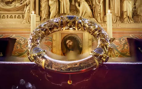 Unde vezi Coroana de Spini a lui Iisus Hristos? Relicva Patimilor a supraviețuit Revoluției și incendiului din 2019