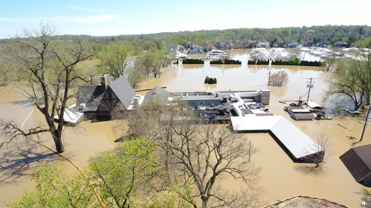 VIDEO. Un american și-a inundat intenționat restaurantul în așteptarea viiturii. Proprietarul a deconectat toată aparatura electrică din local