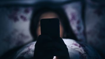 STUDIU. Riscul de insomnie poate crește cu 59% dacă stai prea mult pe telefon