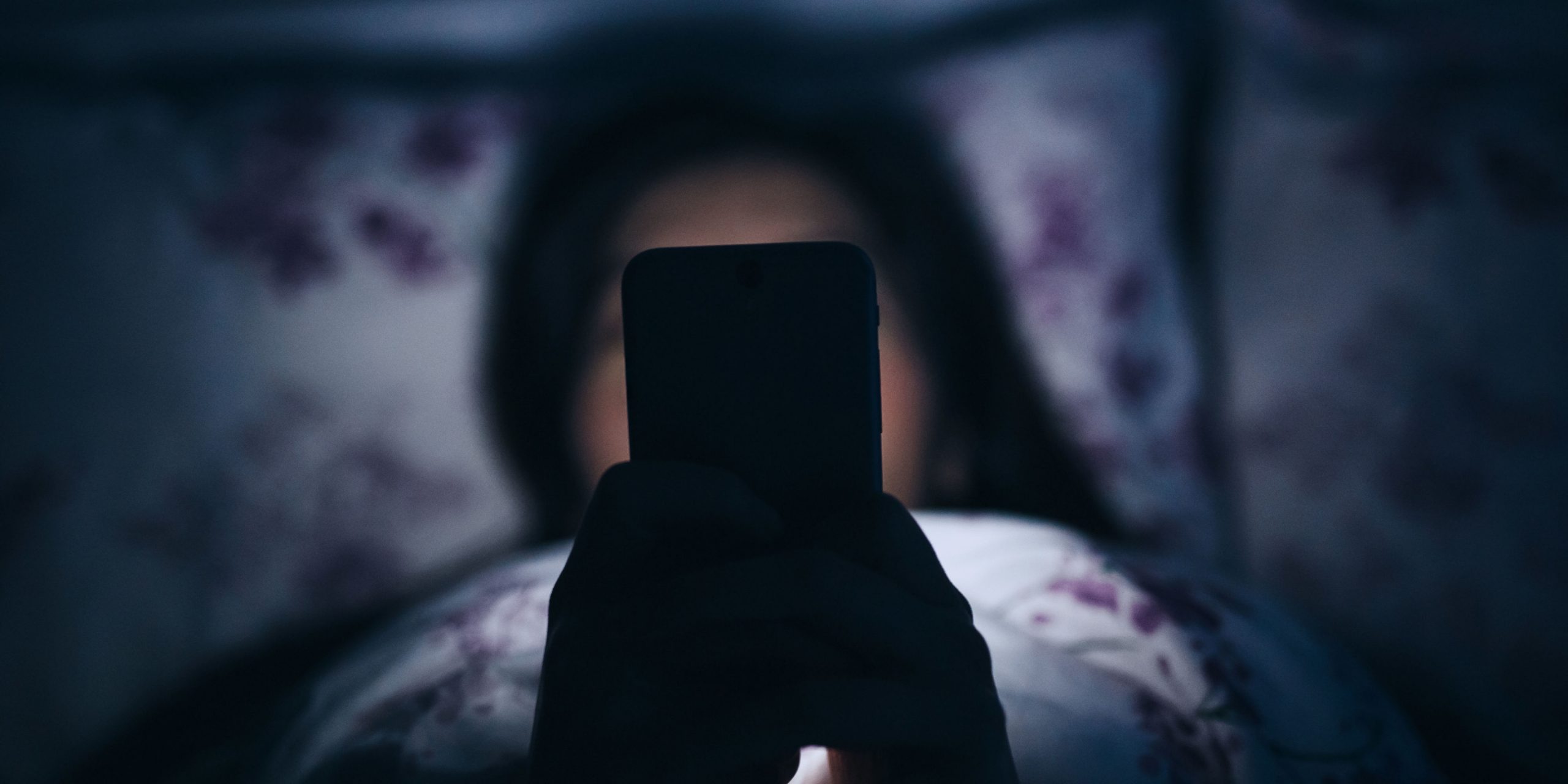STUDIU. Riscul de insomnie poate crește cu 59% dacă stai prea mult pe telefon