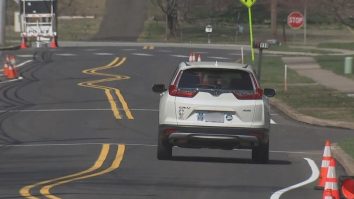 Autoritățile au pictat linii ondulate pe un drum, în loc de cele drepte. Liniile în zig-zag obligă șoferii să încetinească