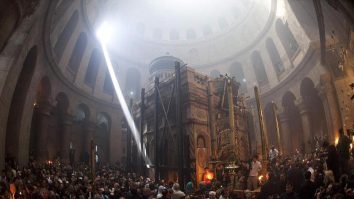 Lumina Sfântă a venit la Ierusalim. Când va fi adusă în România