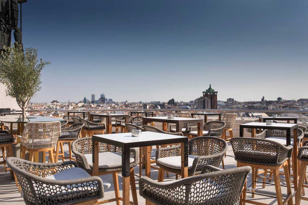 Ce rooftop alegi pentru un cocktail bun în weekend? Azotea del Círculo îți oferă un view spectaculos al orașului Madrid