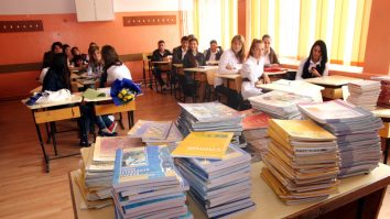 STUDIU: Manualele actuale riscă să devină piedici în Educație. Sunt scrise haotic, folosesc prea multe cuvinte și nu au claritate