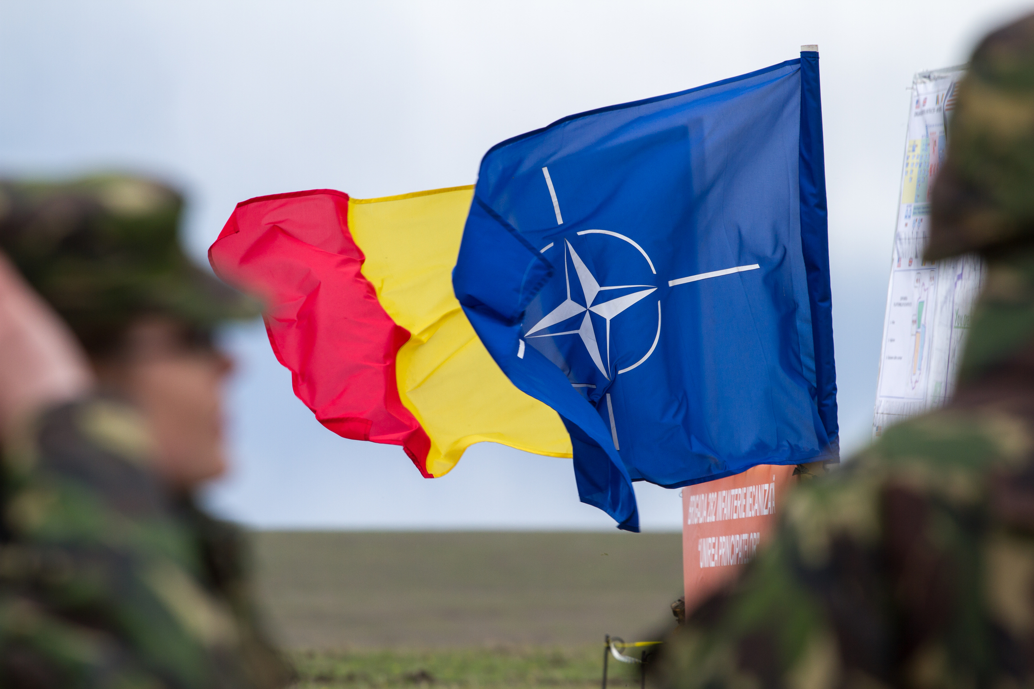 SONDAJ INSCOP. Aproape 90% dintre români vor ca România să rămână în UE și NATO. Corupția și instabilitatea politică sunt văzute drept cele mai mari probleme