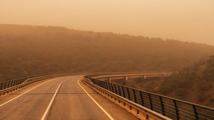 O masă de aer încărcată cu praf saharian ajunge deasupra României. Depunerile vor fi observate când va ploua