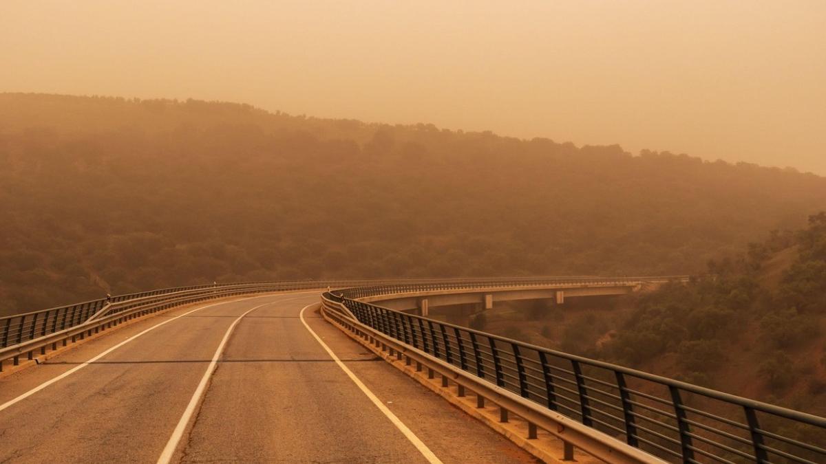 O masă de aer încărcată cu praf saharian ajunge deasupra României. Depunerile vor fi observate când va ploua