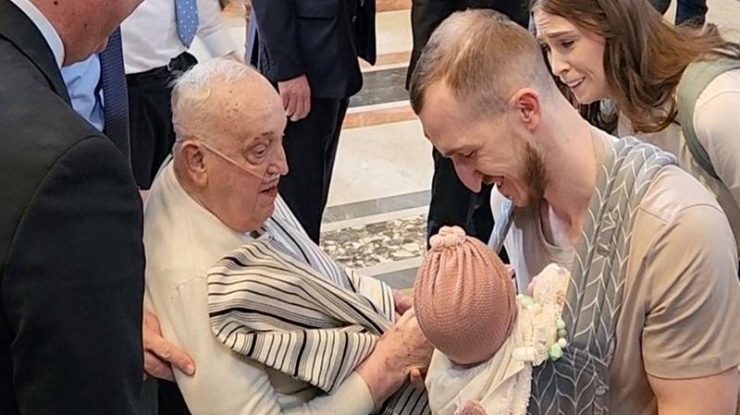 Papa Francisc a avut o apariție neașteptată la Bazilica Sfântul Petru. Suveranul Pontif a purtat haine civile