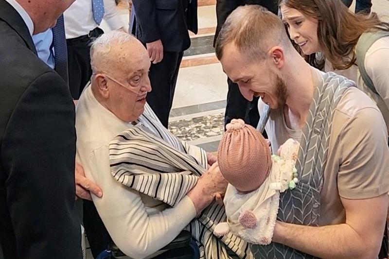 Papa Francisc a avut o apariție neașteptată la Bazilica Sfântul Petru. Suveranul Pontif a purtat haine civile