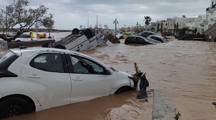 O furtună puternică a lovit insula grecească Paros. Mașinile au fost „înghițite” de ape