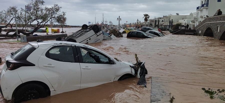 O furtună puternică a lovit insula grecească Paros. Mașinile au fost „înghițite” de ape