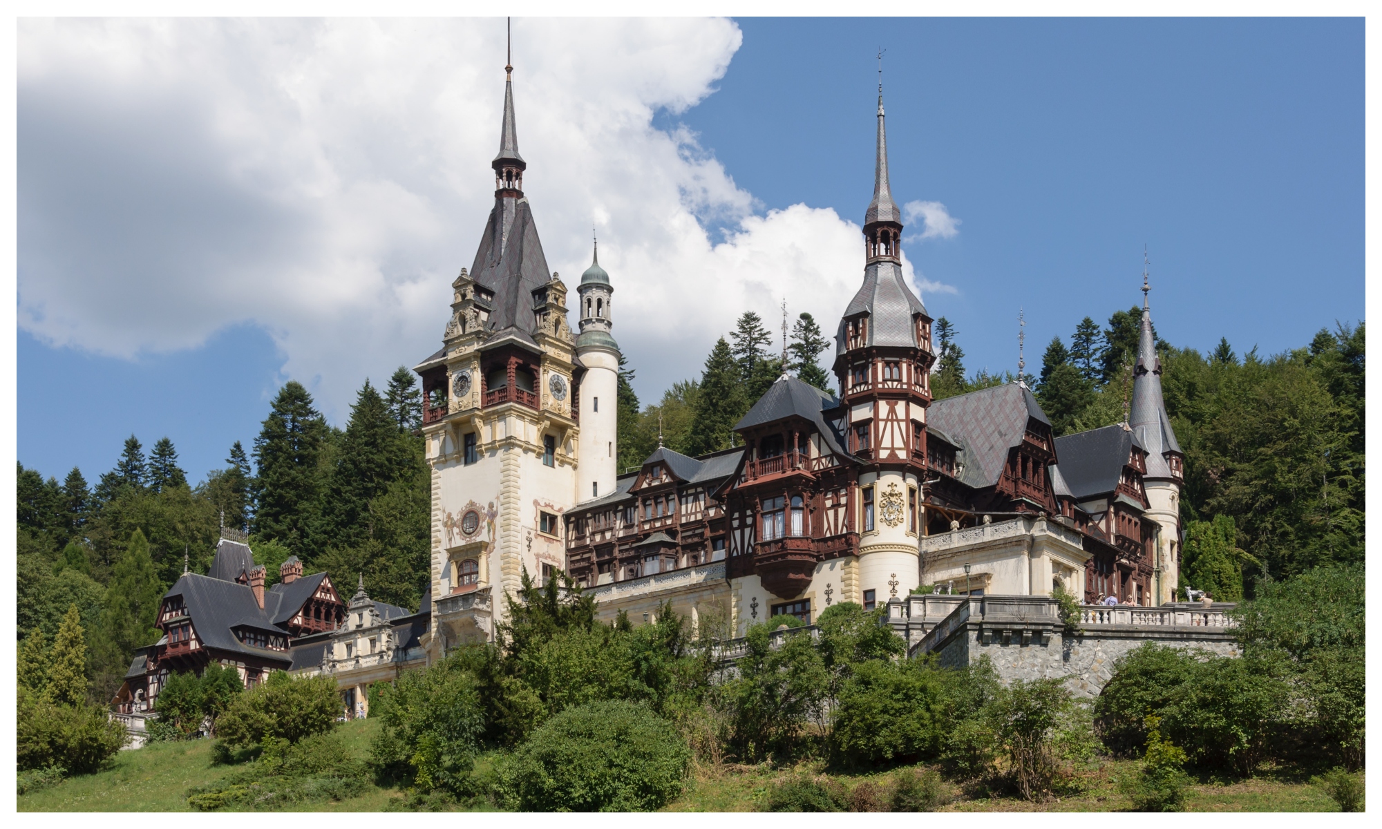 Castelul Peleș din Sinaia a fost desemnat cel mai frumos loc din România. Ce alte obiective se află în top 10