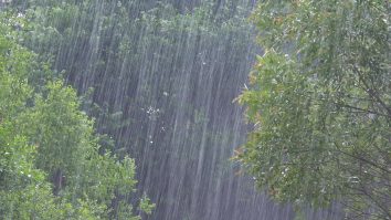 Cum e vremea astăzi? Ploile torențiale apar după-amiază în 25 de județe, dar mai ales la munte