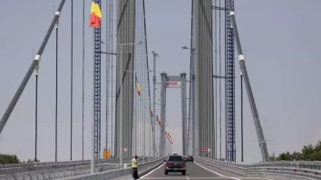 Podul de la Brăila intră în a cincea reparație de la inaugurarea sa din 2023. Muncitorii au început operațiunea de decopertare a asfaltului