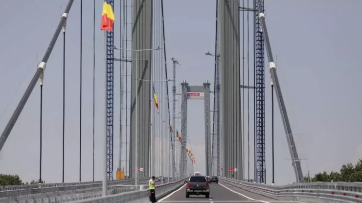 Podul de la Brăila intră în a cincea reparație de la inaugurarea sa din 2023. Muncitorii au început operațiunea de decopertare a asfaltului
