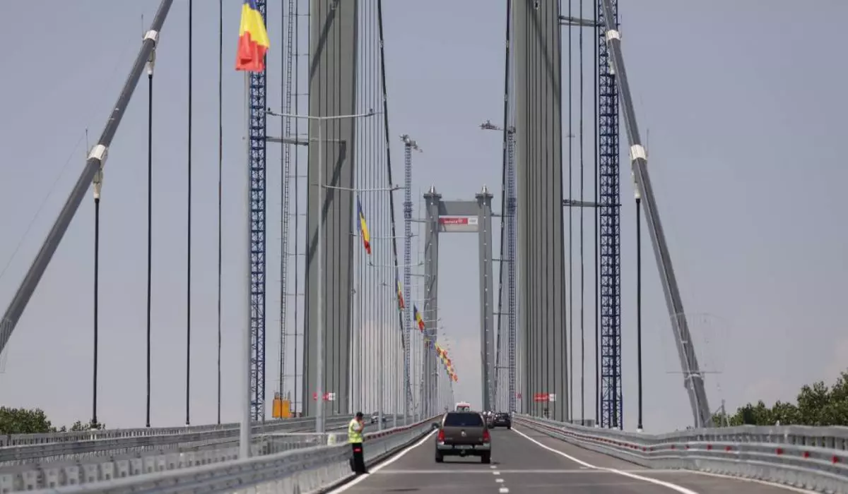 Podul de la Brăila intră în a cincea reparație de la inaugurarea sa din 2023. Muncitorii au început operațiunea de decopertare a asfaltului