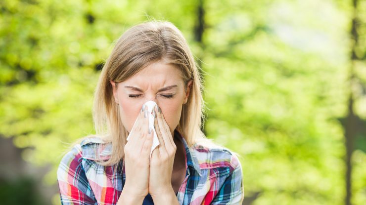 Criza climatică amplifică alergiile la polen. Ce este astmul de polen?