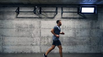 Un bărbat a alergat 24 de ore fără oprire pe bandă, în scop caritabil, într-un pub din Londra. Bărbatul aproape și-a pierdut viața