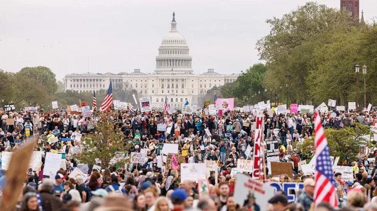 Proteste anti-Trump în toată America și în Europa. Tarifele și reformele agresive ale DOGE au scos zeci de mii de oameni în stradă