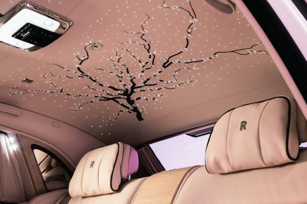 FOTO. Rolls-Royce a lansat modelul Phantom Cherry Blossom, o mașină unică, inspirată de sezonul florilor de cireș din Japonia