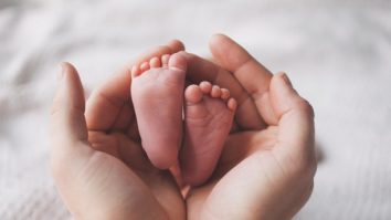 S-a născut primul copil conceput cu ajutorul Inteligenței Artificiale. Fertilizarea in vitro a fost complet automatizată