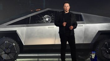 Britanicii furioși pe Elon Musk au acum voie să distrugă o Tesla: „Legal și sigur”