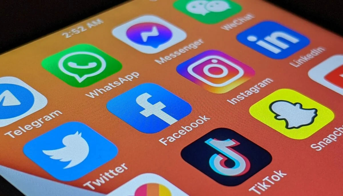 Candidații la prezidențiale bagă sume uriașe în campania electorală. Cine a cheltuit cel mai mult în social media