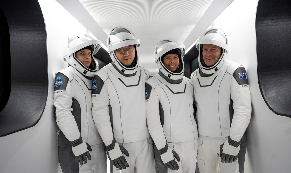 SpaceX lansează Fram2. Patru pasageri care nu au mai zburat în spațiu vor călători în jurul polilor Pământului