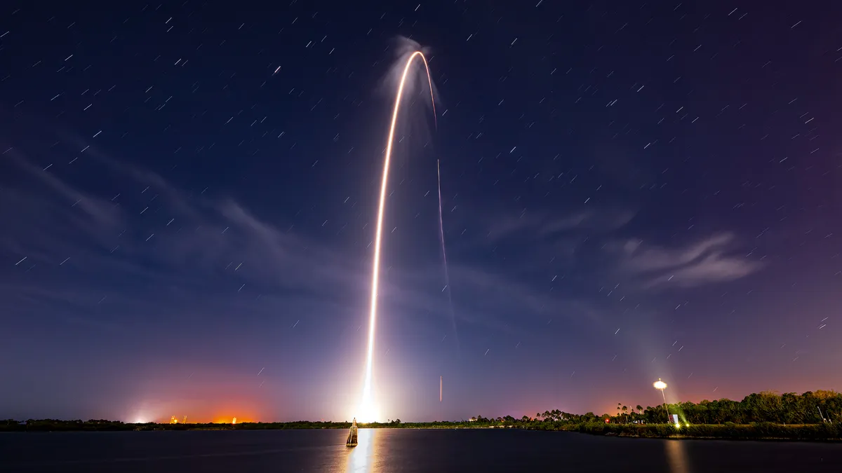 Musk trimite 28 de sateliți Starlink pe orbita joasă cu o rachetă Falcon 9. Miliardarul vrea să extindă rețeaua de internet