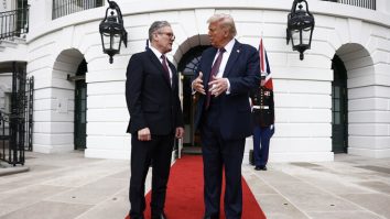 Trump a discutat cu Keir Starmer despre încheierea unui acord comercial. Regatul Unit încearcă să scape de tarife