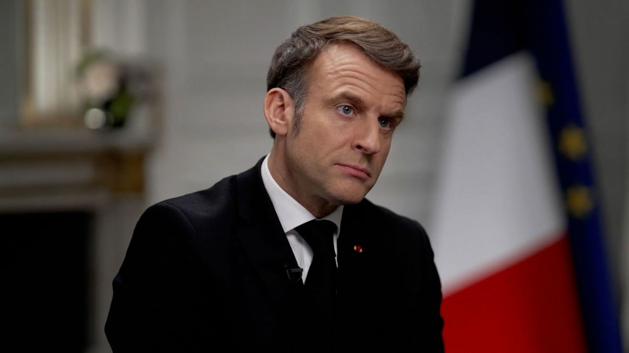 Macron spune că va interzice rețelele de socializare pentru tinerii sub 15 ani în Franța „în lunile următoare”
