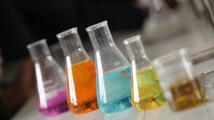 Aproape 200 de substanțe toxice au fost descoperite în praful din casele europene: Cercetătorii au găsit substanțe interzise de decenii