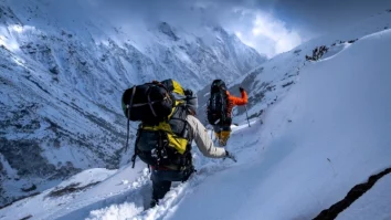 Nepalul schimbă regulile. Pe Everest vor avea voie să urce doar alpiniștii care au mai escaladat cel puțin un vârf de 7.000 de metri