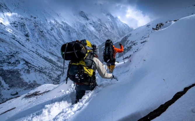 Nepalul schimbă regulile. Pe Everest vor avea voie să urce doar alpiniștii care au mai escaladat cel puțin un vârf de 7.000 de metri