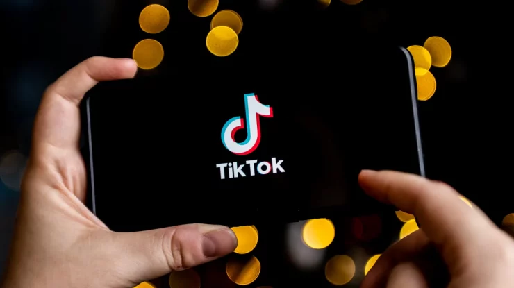 TikTok introduce o versiune proprie a notelor comunitare, inspirată de sistemele de crowd-sourcing de pe X, YouTube și Meta
